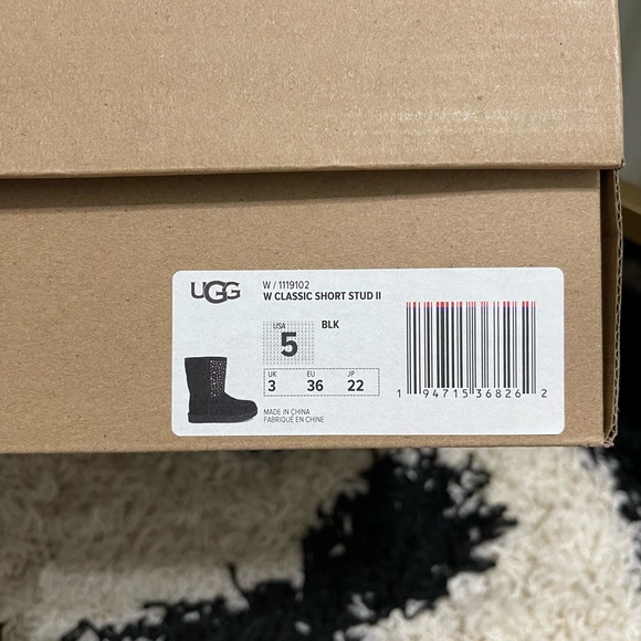 NIB Women’s Size 5 (Euro Sz 36) UGG Classic Short Stud II Winter Boots In Black - Picture 5 of 14